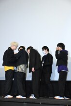 協力して第2ボタンを外そうとするONE N' ONLYのメンバー。