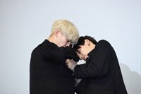 沢村玲（左）の第2ボタンを外そうとする関哲汰（右）。