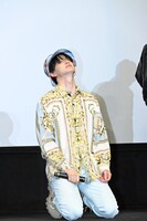 森愁斗（SHOOT）の真似をする小川史記（FUMINORI）。