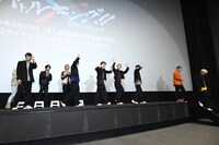 退場する「バトルキング！！-We'll rise again-」舞台挨拶の登壇者たち。