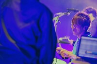 荒井智之（Dr, Cho）（撮影：後藤壮太郎）