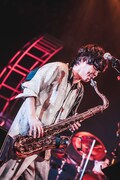 楢崎誠（B, Sax）（Photo by TAKAHIRO TAKINAMI）