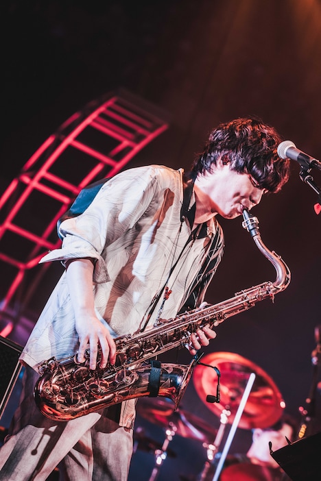 楢崎誠（B, Sax）（Photo by TAKAHIRO TAKINAMI）