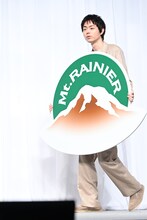 マウントレーニアの新たなロゴを持つ菅田将暉。