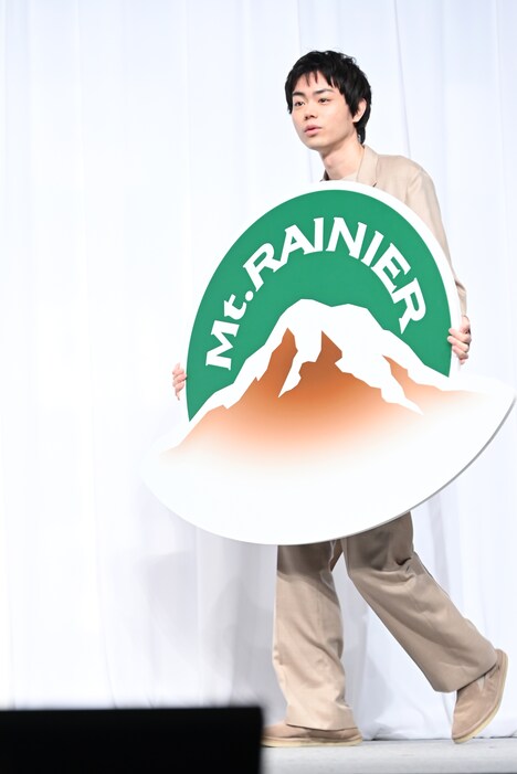 マウントレーニアの新たなロゴを持つ菅田将暉。