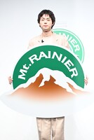 マウントレーニアの新たなロゴを持つ菅田将暉。