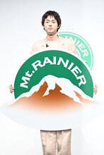 マウントレーニアの新たなロゴを持つ菅田将暉。