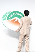 マウントレーニアの新たなロゴを設置する菅田将暉。