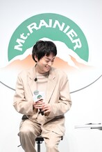 マウントレーニアが横に置かれ、笑顔を見せる菅田将暉。