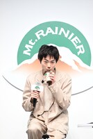 マウントレーニアを飲む菅田将暉。