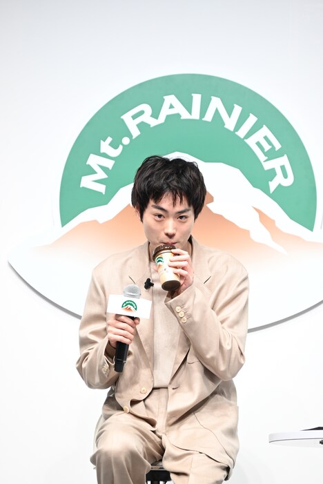 マウントレーニアを飲む菅田将暉。