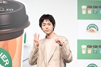 30歳をイメージしたポーズを取る菅田将暉。