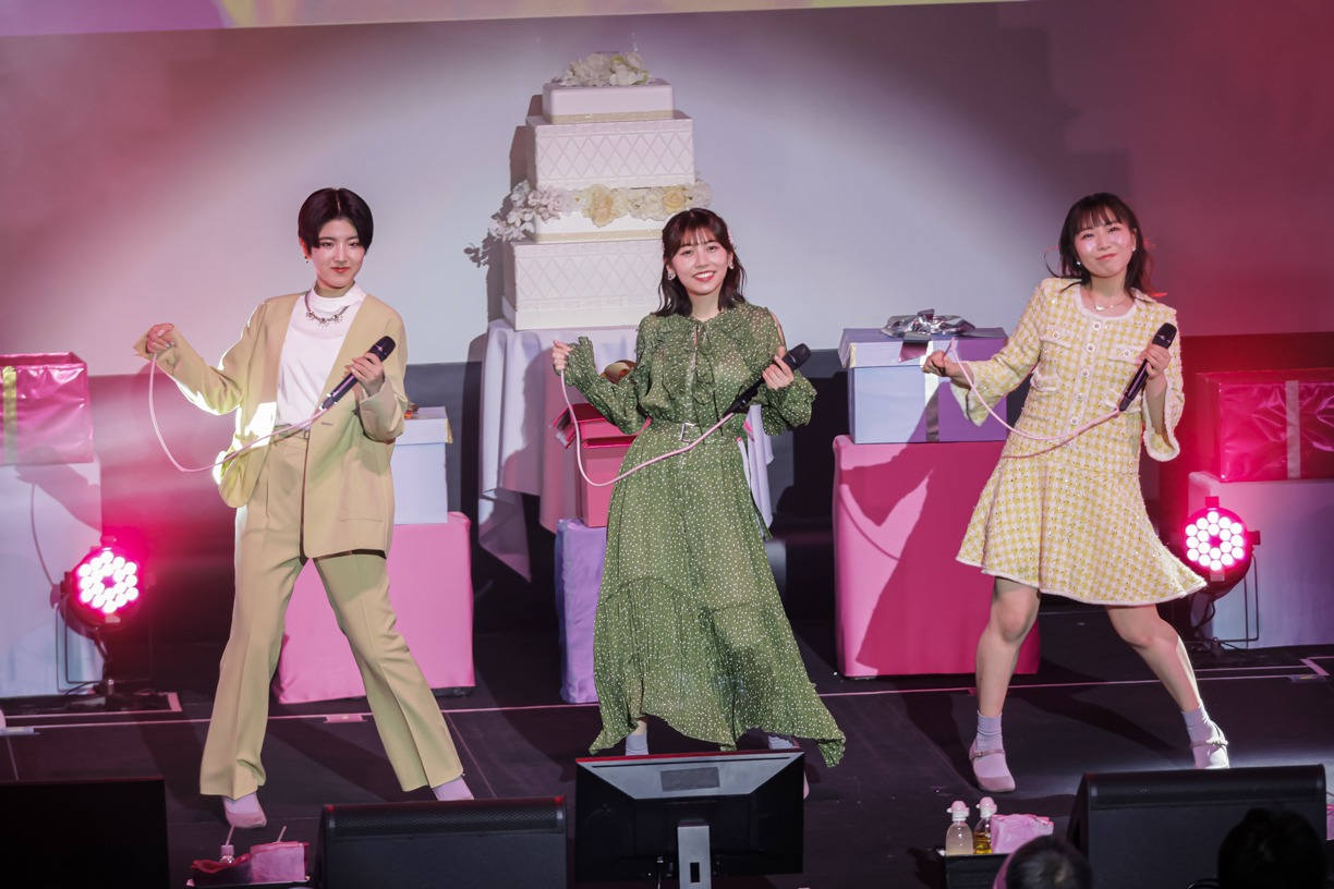 左から小島はな、鈴木萌花、播磨かな。