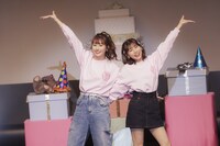 左から佐々木彩夏、鈴木萌花。