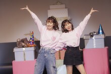 左から佐々木彩夏、鈴木萌花。