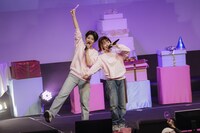 左から小島はな、内藤るな。