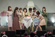 ライブ中にケーキを食べる浪江女子発組合。