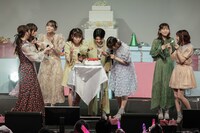 ライブ中にケーキを食べる浪江女子発組合。