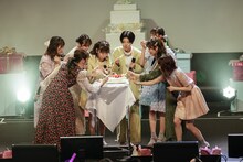 ライブ中にケーキを食べる浪江女子発組合。