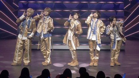 Lil かんさい。左から岡崎彪太郎、大西風雅、嶋崎斗亜、西村拓哉、當間琉巧。(c)フジテレビ