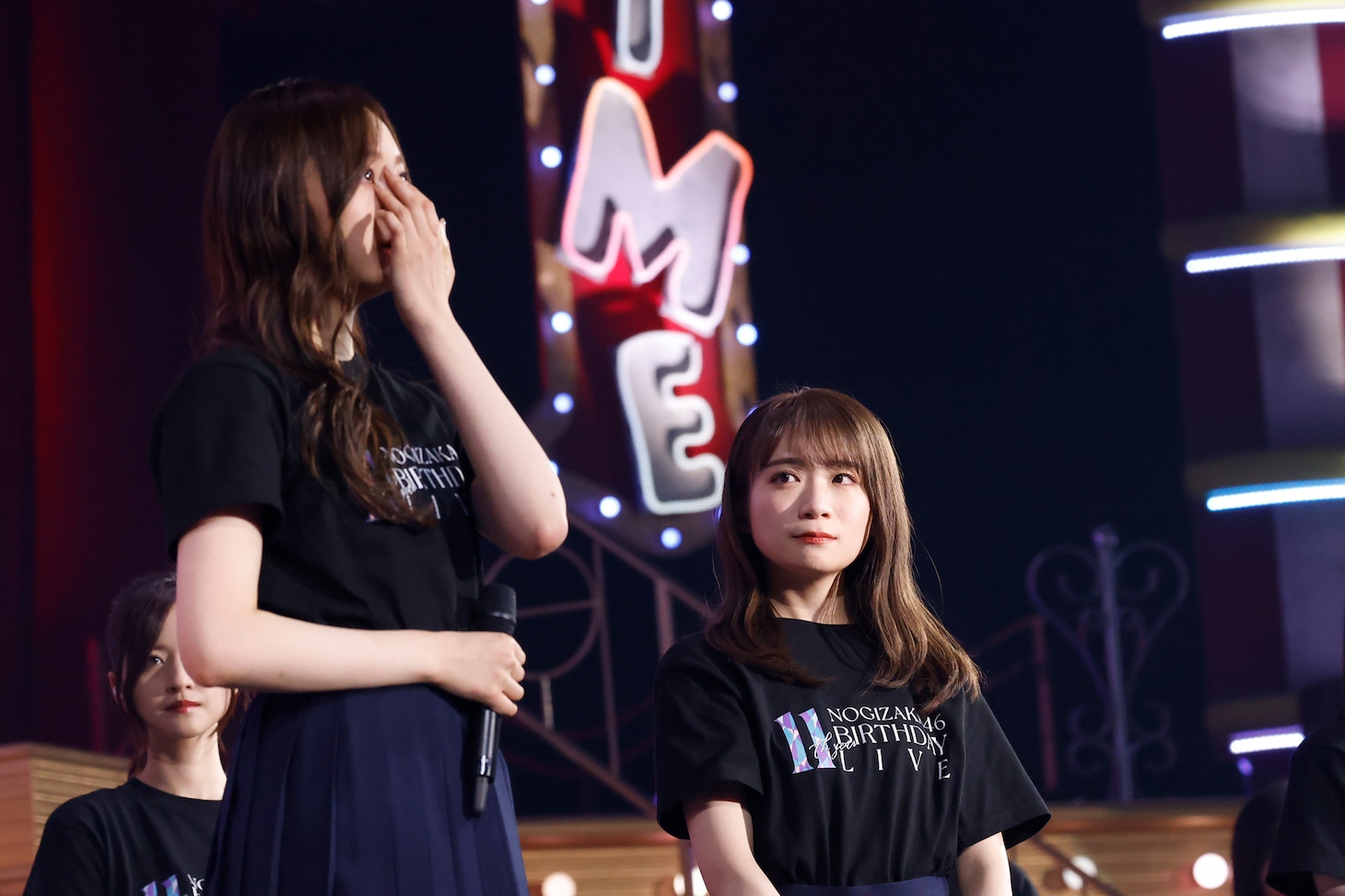 涙ぐむ梅澤美波（左）。(c)乃木坂46LLC