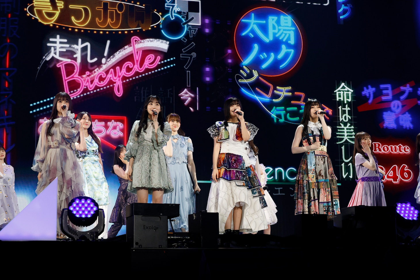 それぞれ異なる歴代の衣装を着て「きっかけ」を歌う乃木坂46。(c)乃木坂46LLC