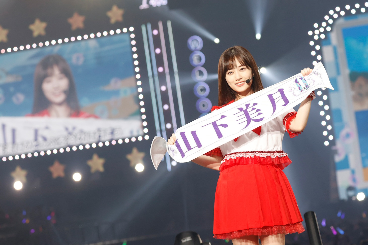 自分の名前入りタオルを持った山下美月。(c)乃木坂46LLC