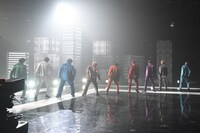 「NEW WORLD」のスタジオライブの様子。