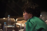 VTRをチェックするタクヤ。