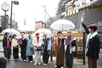 箱根湯本駅前商店街で「リョウガクエスト」に挑む超特急。