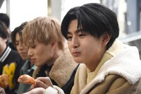 食レポに挑戦するハル（手前）。