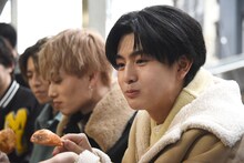 食レポに挑戦するハル（手前）。