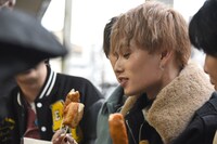 揚げかまぼこを見つめるマサヒロ。