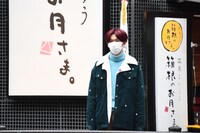 道の反対側からカイチームを見つめるリョウガ。