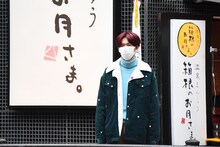 道の反対側からカイチームを見つめるリョウガ。