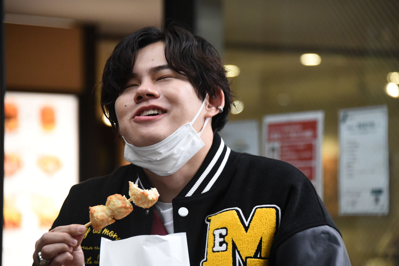 揚げかまぼこを食べたカイ。
