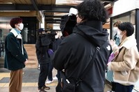 カイチームの街ぶらロケを見学するリョウガ（左）。