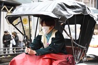 人力車で現れたリョウガ。