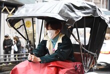 人力車で現れたリョウガ。