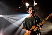 Tomoho Maeda（G, Vo / ANORAK!）（Photo by Yukitaka Amemiya）