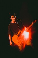 Tomoho Maeda（G, Vo / ANORAK!）（Photo by Yukitaka Amemiya）