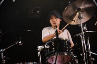 Kotaro Nakamura（Dr, Cho / ANORAK!）（Photo by Yukitaka Amemiya）