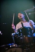 Kotaro Nakamura（Dr, Cho / ANORAK!）（Photo by Yukitaka Amemiya）