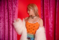 平田侑希がモデルを務めた「OUT OF 48」ビジュアル。(c)OUTOF48