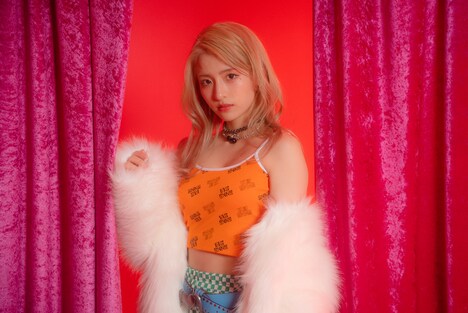 平田侑希がモデルを務めた「OUT OF 48」ビジュアル。(c)OUTOF48