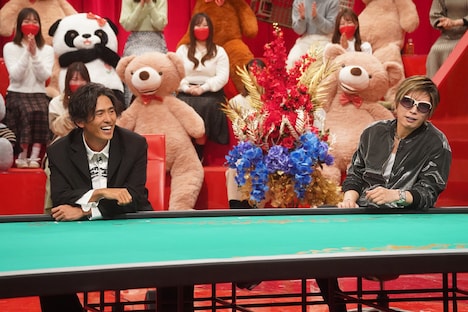 左からK、GACKT。(c)フジテレビ