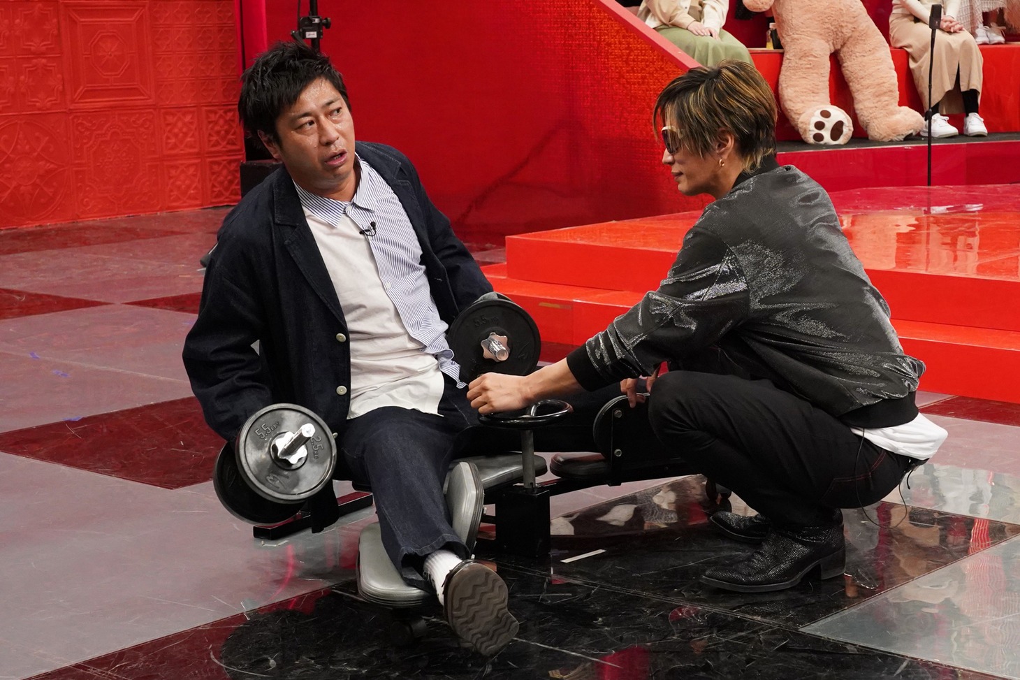 左から尾形貴弘（パンサー）、GACKT。(c)フジテレビ