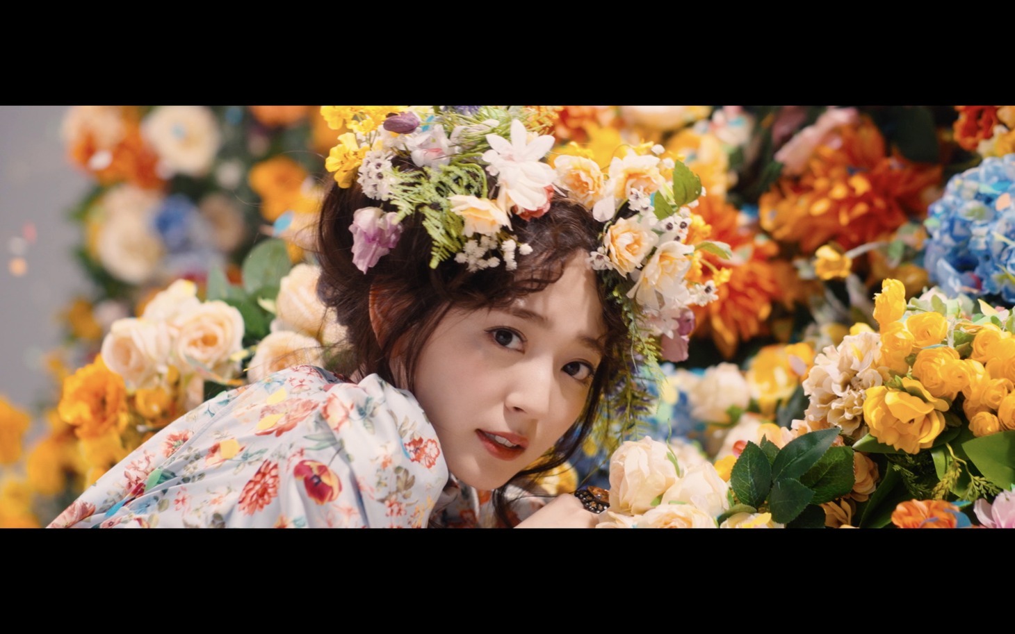 鈴木愛理「heart notes」ミュージックビデオより。