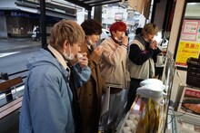 箱根湯本駅前商店街を巡るアロハチーム。