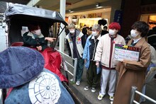 人力車に乗ったリョウガ（左）に遭遇したアロハチーム。